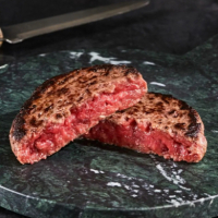 100% carne de WAGYU de  Menorca, salsa limón y queso semi mahon, crujiente de sobrasada - HAMBURGUESA MENORQUINA