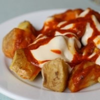Nuestras patatas bravas con salsa casera ligeramente picante. - PATATAS BRAVAS