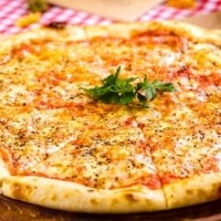 Masa fresca, tomate natural con queso de Mahón, cuixot y sobrasada, con un toque de miel. - MENORQUINA