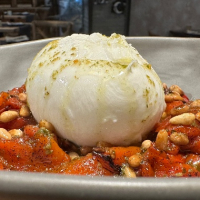 ENSALADA DE PIMIENTO CONFITADO Y BURRATA